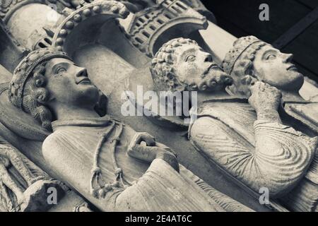 Dettagli delle statue di una cattedrale, Cattedrale di Chartres, Chartres, Eure-et-Loir, Francia Foto Stock