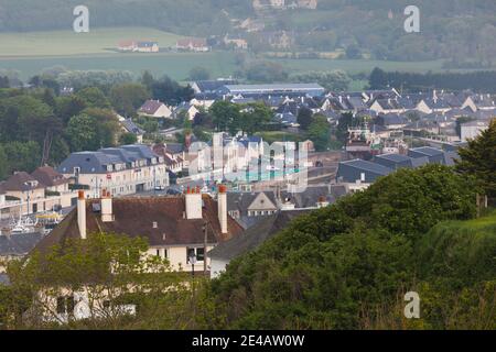 Vista elevata di una città, Port-en-Bessin-Huppain, D-Day Beaches Area, Calvados, Normandia, Francia Foto Stock