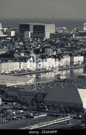 Vista elevata della città di Cherbourg da Fort du Roule, Cherbourg-Octeville, Manica, Normandia, Francia Foto Stock