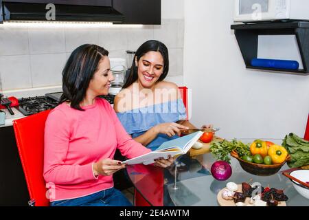 donne latine che cucinano cibo di verdure e che si divertono in un Cucina messicana a Città del Messico Foto Stock