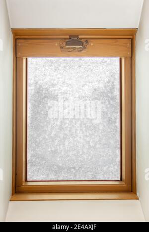 Tetto apribile con vetro nevoso, uno sguardo dall'interno di una stanza. Foto Stock