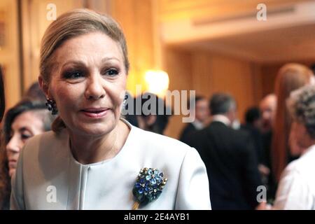 Farah Diba vedova del defunto Shah dell'Iran Mohammad Reza Pahlavi pone alla reception in onore del decimo compleanno dell'intronizzazione di sua Maestà Re Mohammed VI offerta dall'ambasciatore del Marocco all'Hotel Westin a Parigi, Francia, il 30 luglio 2009. Foto di Stephane Lemouton/ABACAPRESS.COM Foto Stock