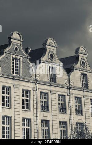 Vista ad angolo basso degli edifici Grand Place, Arras, Pas-De-Calais, Nord-Pas-De-Calais, Francia Foto Stock