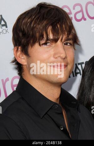 "Ashton Kutcher arriva per il Los Angeles Red Carpet Screening di 'spread' tenuto presso l'Arclight Cinemas Hollywood di Hollywood, Los Angeles, CA, USA il 03 agosto 2009. Foto di Tony DiMaio/ABACAPRESS.COM (nella foto: Ashton Kutcher)' Foto Stock