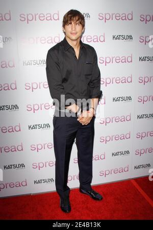 "Ashton Kutcher arriva per il Los Angeles Red Carpet Screening di 'spread' tenuto presso l'Arclight Cinemas Hollywood di Hollywood, Los Angeles, CA, USA il 03 agosto 2009. Foto di Tony DiMaio/ABACAPRESS.COM (nella foto: Ashton Kutcher)' Foto Stock