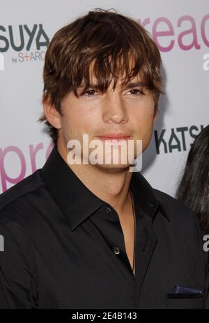 "Ashton Kutcher arriva per il Los Angeles Red Carpet Screening di 'spread' tenuto presso l'Arclight Cinemas Hollywood di Hollywood, Los Angeles, CA, USA il 03 agosto 2009. Foto di Tony DiMaio/ABACAPRESS.COM (nella foto: Ashton Kutcher)' Foto Stock