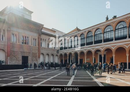 Siviglia, Spagna - 19 gennaio 2020: Persone che camminano sul patio de la Monteria in Alcazar di Siviglia, un palazzo reale costruito per il re cristiano Pietro Foto Stock
