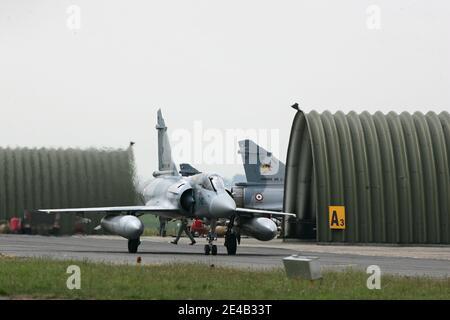 La base aerea militare 103 (BA 103) vicino Cambrai, Nord della Francia, 11 agosto 2009. Qui aerei da combattimento militari Mirages 2000 B e C appartenenti ha uno squadrone della forza aerea della lotta. Foto di Mikael Libert/ABACAPRESS.COM Foto Stock