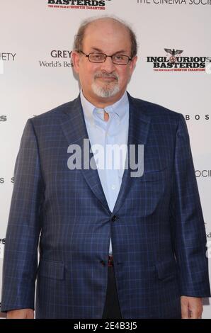 Salman Rushdie arriva per la Cinema Society e Hugo Boss proiezione di 'Inglourious Basterds' al Teatro SVA a New York City, NY, USA il 17 agosto 2009. Foto di David Miller/ABACAPRESS.COM Foto Stock