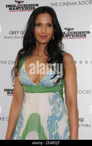 Padma Lakshmi arriva per la Cinema Society e Hugo Boss proiezione di 'Inglourious Basterds' al Teatro SVA a New York City, NY, USA il 17 agosto 2009. Foto di David Miller/ABACAPRESS.COM Foto Stock