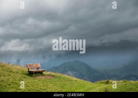 abbandonato, panca singola in tempo piovoso Foto Stock