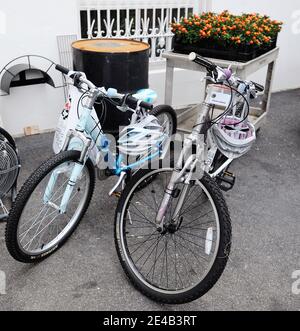 Le moto delle figlie del presidente americano Obama, Sasha e Malia si trovano sul terreno della Casa Bianca a Washington, DC, USA il 18 agosto 2009. Foto di Olivier Douliery /ABACAPRESS.COM Foto Stock