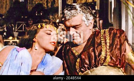 TERRA DEI FARAONI 1955 Warner Bros film con Joan Collins e Jack Hawkins Foto Stock