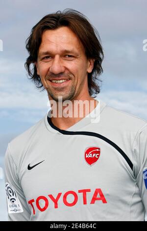 L'ex portiere francese di Lille (L1) e più recentemente di Grenoble (L1) Gregory Wimbee ha firmato per un anno con Valenciennes Football Club (VAFC). 38-year-old, dovrà per compito di sostituire il titolare Nicolas Penneteau gravemente ferito in ginocchia in Foto Stock