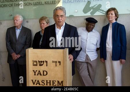 L'ex presidente brasiliano Fernando Henrique Cardoso parla alla stampa come (contesto L-R) ex presidente degli Stati Uniti Jimmy carter, ex primo ministro norvegese Brundtland Gro, ex arcivescovo sudafricano Desmond Tutu e presidente irlandese Mary Robinson guardano a durante una visita al memoriale dell'Olocausto di Yad Vashem a Gerusalemme, Israele il 25 agosto 2009. Il gruppo di eminenti ex leader, noto come "gli anziani", ha dato il via a una visita in Israele e nei territori palestinesi per incoraggiare gli sforzi di pace in Medio Oriente. Foto di Olivier Fitoussi/ABACAPRESS.COM Foto Stock