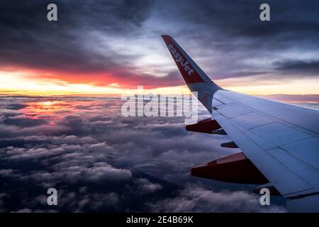 La vista dalla finestra di un Easyjet Airbus A320 All'alba nell'autunno 2020 Foto Stock