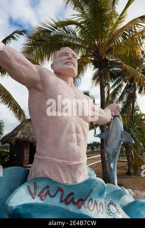 Statua di Ernest Hemingway a Marlin Marina Chapelin, Varadero, provincia di Matanzas, Cuba Foto Stock