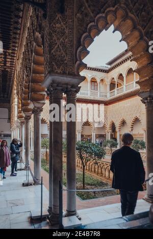 Siviglia, Spagna - 19 gennaio 2020: Vista del cortile del patio de Maidens all'interno dell'Alcazar di Siviglia, un palazzo reale costruito per il re cristiano Pietro di Foto Stock