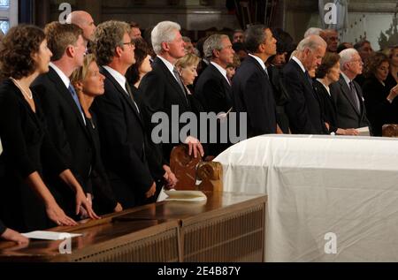 La casetta bianca drappeggiato del senatore Edward Kennedy siede davanti (L-R) alla figliastra del senatore Caroline Raclin, suo figlio il congressista Patrick Kennedy, la figlia Kara Kennedy Allen, suo figlio Edward Kennedy Jr., la sua vedova Vicki Reggie Kennedy, l'ex presidente Bill Clinton, segretario di Stato Hillary Clinton, L'ex presidente George W. Bush, il presidente Barack Obama e la prima signora Michelle Obama, il vice presidente Joseph Biden, l'ex prima signora Rosalynn carter e l'ex presidente Jimmy carter . durante i servizi funerali per il senatore degli Stati Uniti Edward Kennedy alla Basilica di nostra Signora del Perpetuo Aiuto in Foto Stock