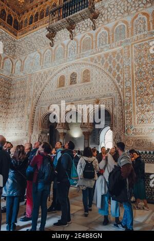 Siviglia, Spagna - 19 gennaio 2020: Interno della Sala degli Ambasciatori all'interno di Alcazar di Siviglia, un palazzo reale costruito per il re cristiano Pietro di CAS Foto Stock