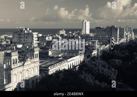 Vista elevata di una città, Paseo De Marti, l'Avana Vecchia, l'Avana, Cuba Foto Stock