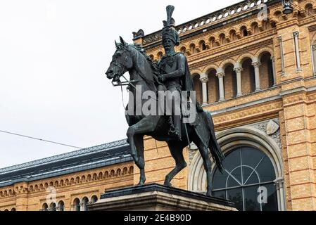 Statua equestre della Ernst August von Hannover di fronte alla stazione Hauptbahnhof di Hannover, Germania Foto Stock