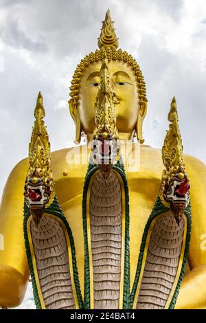 Il Naga e large​ golden​ sitting​ Buddha​ statue​ at​ Wat​ Muang​ temple​ located​ Ang​ Thong e Ayutthaya.​ Foto Stock