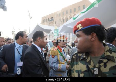 Il leader libico Muammar Gheddafi ha visto prima di una parata militare organizzata a Tripoli, Libia, il 1 settembre 2009, come parte di molte festività per celebrare il 40° anniversario della rivoluzione 'al Fateh', condotta da Muammar Gheddafi, il 1 settembre 1969. La parata comprendeva band provenienti da molti paesi, tra cui la Legione Francese Etrangere ed era frequentata da molti capi di stato. Foto di Ammar Abd Rabbo/ABACAPRESS.COM Foto Stock