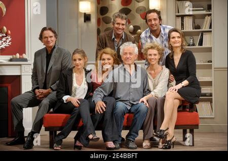 Francois Eric Gendron, Murielle Huet Des Aunay, Juliette Meyniac, direttore Jean-Luc Moreau, Mathilde Penin, Veronique Boulanger, Manuel Gelin e Cyrille Eldin durante la chiamata in cortina di 'Les Hommes Preferent Mentir' tenutasi al Teatro Saint-Georges di Parigi, Francia, il 2 settembre 2009. Foto di Giancarlo Gorassini/ABACAPRESS.COM Foto Stock