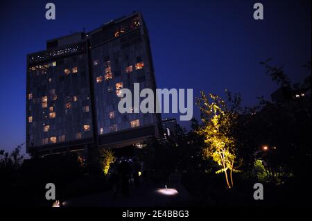 Vista dell'hotel standard Andre Balazs di recente costruzione dalla "Highline" a New York City, NY, USA il 2 settembre 2009. L'ultima creazione di Andre Balazs è una filiale di New York dei suoi modonati hotel Standard. Sorgendo da uno dei cityÀs siti più ricercati, nel cuore del quartiere Meatpacking, due lastre di vetro-tenda letteralmente saltare i binari della High Line, la vecchia ferrovia merci thatÀs è stata trasformata in un parco su palafitte. Il design spansÀand espande il onÀa secolo di architettura moderna. Foto di Mehdi Taamallah/ABACAPRESS.COM Foto Stock