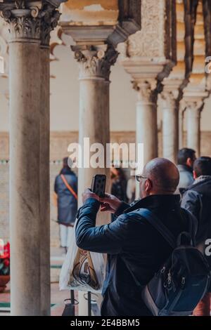 Siviglia, Spagna - 19 gennaio 2020: L'uomo scatta foto del cortile del patio de Maidens all'interno dell'Alcazar di Siviglia, un palazzo reale costruito per la K cristiana Foto Stock