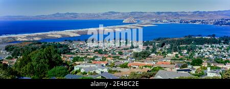 Vista elevata della città sul lungomare, Morro Bay, San Luis Obispo County, California, Stati Uniti Foto Stock
