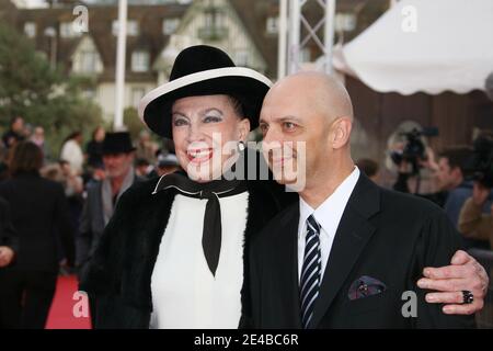 Genevieve De Fontenay e suo figlio Xavier si pongono durante la cerimonia di apertura del 35° 'Deauville American Film Festival' a Deauville, Francia, il 4 settembre 2009. Foto di Denis Guignebourg/ABACAPRESS.COM Foto Stock