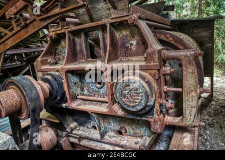 Blocco macchina con albero di trasmissione, vecchio, arrugginito Foto Stock