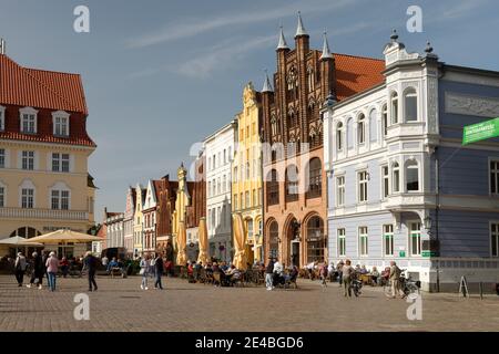 Case con vista sul Wulflahaus sull'Alter Markt di Stralsund, patrimonio dell'umanità dell'UNSECO, Stralsund, Città anseatica, Mar Baltico, Meclemburgo-Pomerania occidentale, Germania Foto Stock