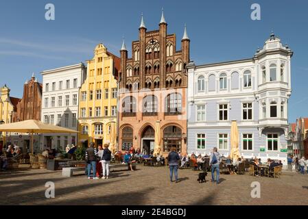 Case con vista sul Wulflahaus sull'Alter Markt di Stralsund, patrimonio dell'umanità dell'UNSECO, Stralsund, Città anseatica, Mar Baltico, Meclemburgo-Pomerania occidentale, Germania Foto Stock