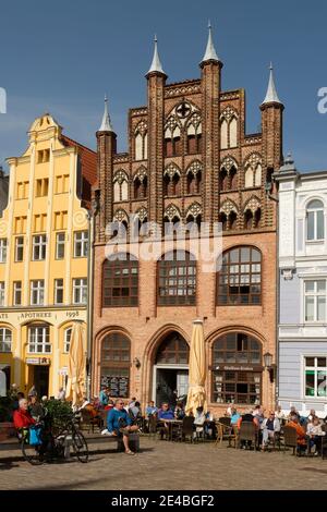 Case con vista sul Wulflahaus sull'Alter Markt di Stralsund, patrimonio dell'umanità dell'UNSECO, Stralsund, Città anseatica, Mar Baltico, Meclemburgo-Pomerania occidentale, Germania Foto Stock