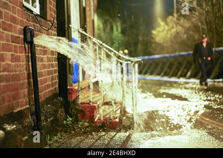 Bewdley, Regno Unito. 22 gennaio 2021. Gli effetti devastanti di Storm Christoph si sentono ansiosamente questa sera nella città del Worcestershire di Bewdley, con l'aumento dei livelli del fiume che rappresenta una pericolosa minaccia per le proprietà fluviali, in particolare a Beale's Corner. Le barriere temporanee alle inondazioni stanno ancora frenando con successo il diluvio di acque alluvionali, ma con l'altezza misurata di questa sera di 5,06 m alle 20:00, i residenti temono che i livelli dell'acqua presto supereranno il livello massimo previsto di 5,53 m prima del tempo previsto di 20:00 di domani sera. Credit: Lee Hudson/Alamy Live News Foto Stock