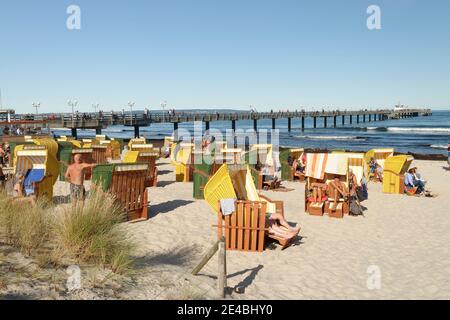 Spiaggia con sedie a sdraio di Binz, località balneare di Binz, Isola Ruegen, Mar Baltico, Binz, Meclemburgo-Pomerania occidentale, Germania Foto Stock