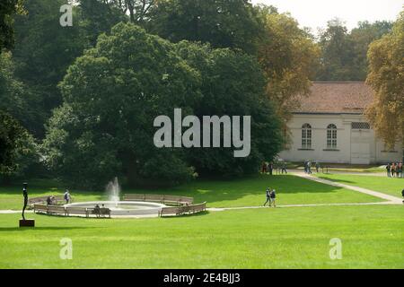 Vista dall'Orangery al Parco del Castello di Putbus, Putbus, Isola di Ruegen, Meclemburgo-Pomerania Occidentale, Germania Foto Stock