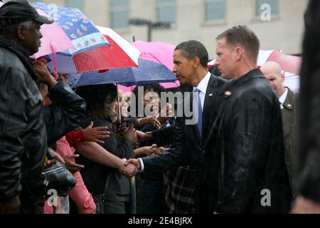 Il presidente Barack Obama partecipa a una cerimonia di deposizione di una corona al Pentagono Memorial per celebrare l'anniversario dei 9-11 attentati terroristici di Arlington, VA, USA, il 11 settembre 2009. Foto piscina di Gary Fabiano/ABACAPRESS.COM Foto Stock