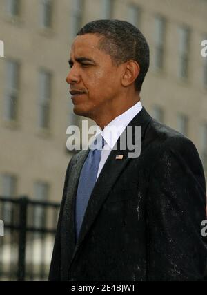 Il presidente Barack Obama partecipa a una cerimonia di deposizione di una corona al Pentagono Memorial per celebrare l'anniversario dei 9-11 attentati terroristici di Arlington, VA, USA, il 11 settembre 2009. Foto piscina di Gary Fabiano/ABACAPRESS.COM Foto Stock