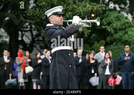 "Un brigante gioca ''tap'' prima di un momento di silenzio alle 8:46 in onore di coloro che sono andati persi durante gli attacchi terroristici del 9-11 a Washington DC, USA, il 11 settembre 2009. I membri dello staff della Casa Bianca erano a disposizione per l'evento che si è tenuto sul prato sud della Casa Bianca. Foto piscina di Gary Fabiano/ABACAPRESS.COM' Foto Stock