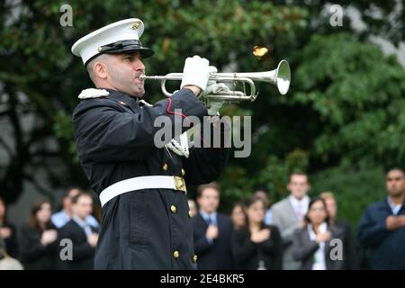 "Un brigante gioca ''tap'' prima di un momento di silenzio alle 8:46 in onore di coloro che sono andati persi durante gli attacchi terroristici del 9-11 a Washington DC, USA, il 11 settembre 2009. I membri dello staff della Casa Bianca erano a disposizione per l'evento che si è tenuto sul prato sud della Casa Bianca. Foto piscina di Gary Fabiano/ABACAPRESS.COM' Foto Stock