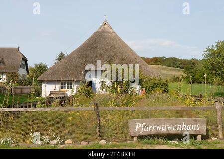 Casa della vedova parrocchiale a Groß Zicker, penisola di Mönchgut, isola di Ruegen, Meclemburgo-Pomerania occidentale, Germania Foto Stock