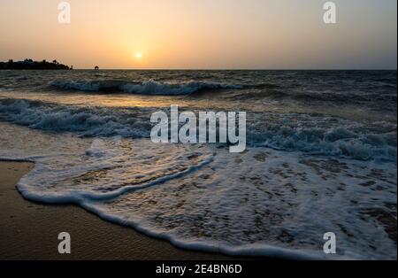 Onde sulla spiaggia all'alba, Placencia, Stann Creek District, Belize Foto Stock