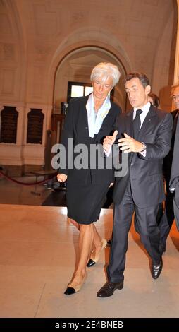 Il presidente francese Nicolas Sarkozy affianchato il ministro dell'Economia Christine Lagarde arriva all'Università della Sorbona a Parigi, in Francia, il 14 settembre 2009. Nicolas Sarkozy Sarkozy ha dichiarato che gli statistici dovrebbero trovare un modo per misurare il benessere generale della popolazione piuttosto che una semplice crescita economica. Parlando al lancio di un rapporto che ha commissionato all’economista Joseph Stiglitz, vincitore del Premio Nobel, Nicolas Sarkozy ha affermato che la Francia avrebbe pionierato la nuova tecnica ed esortato altri paesi a seguirne l’esempio. Foto di Christophe Guibbaud/ABACAPRESS.COM Foto Stock