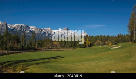 Vista sul campo da golf Silvertip, Mount Rundle, Canmore, Alberta, Canada Foto Stock