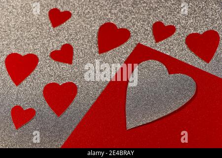 Cuore d'argento con cuori rossi in Argento Foto Stock