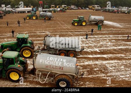 Migliaia di agricoltori con 400 trattori scaricano circa 4 milioni di litri di latte in un giacimento a Ciney, nel Belgio meridionale, il 16 2009 settembre, poiché la rabbia è precipitata sul calo dei prezzi. L'ultima azione in tutta l'Europa è stata intrapresa dopo il ministero delle aziende agricole dell'Unione europea Foto Stock